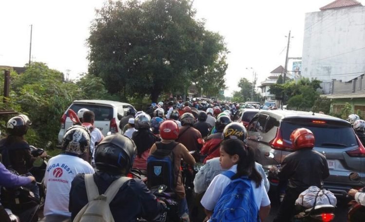 Kemacetan arus lalu lintas di kawasan Balikpapan Timur. (FOTO: Muhammad Taufik/Portal Balikpapan)