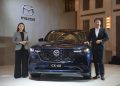 Ricky Thio dan Ibu Pramita Sari dengan All-New Mazda CX-60 Kuro dan Elite. (doc. MMC)