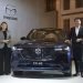 Ricky Thio dan Ibu Pramita Sari dengan All-New Mazda CX-60 Kuro dan Elite. (doc. MMC)