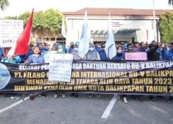 Ratusan massa Serikat Pekerja Tenaga Bantuan (SP Naban) Bersatu RU-V Balikpapan menggelar aksi unjuk rasa di halaman kantor HSSE Center Demo Room, Senin (31/07/2023)  (FOTO: Taufik/Portal Balikpapan)