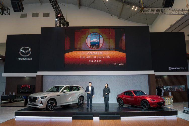 Ricky Thio dan Pramita Sari dalam Acara Pembukaan Booth Mazda Indonesia di GIIAS 2023 (doc. Mazda Motor Indonesia)
