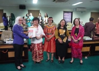 Ketua Umum Lembaga Perempuan Dayak Nasional (LPDN) Nyelong Inga Simon (kedua kiri) menyerahkan buku berjudul "Perempuan Dayak untuk Indonesia" kepada Deputi Bidang Pengkaijan Strategik Lemhanas Prof Reni Mayerni (kiri) disaksikan Sekretaris Umum LPDN Maria Goretty Nereng (kedua kanan) saat acara Focus Group Discussion (FGD) di Gedung Lemhanas RI Jakarta, Kamis (31/8/2023)