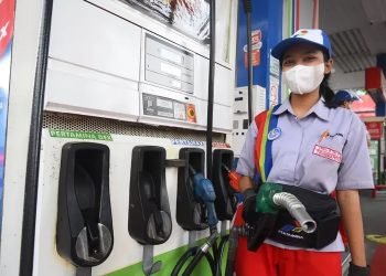 Ilustrasi petugas SPBU. (FOTO: Istimewa)