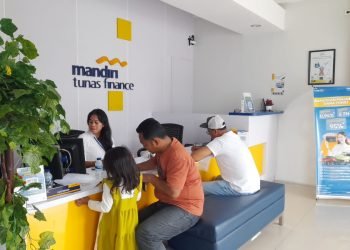 Sejumlah warga sedang mengisi data untuk mengikuti donor darah di Kantor Mandiri Tunas Finance. (FOTO: MHD/PortalBalikpapan)