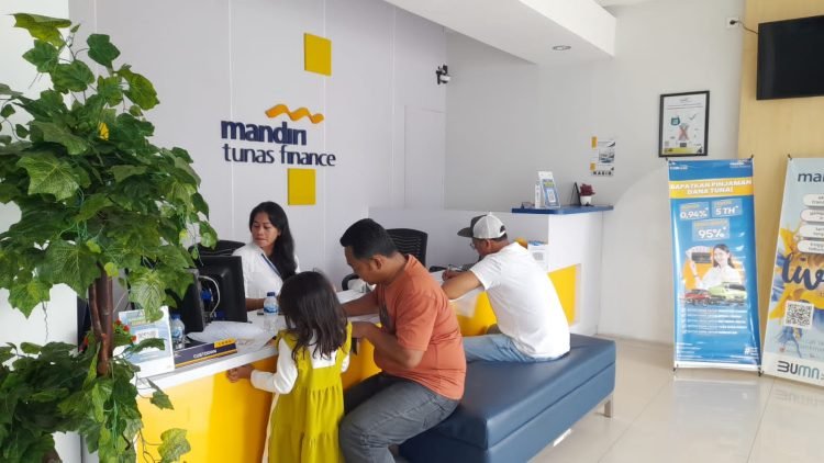 Sejumlah warga sedang mengisi data untuk mengikuti donor darah di Kantor Mandiri Tunas Finance. (FOTO: MHD/PortalBalikpapan)