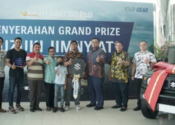 Penyerahan Suzuki Jimny AT kepada pemenang Undian Triple Surprise GIIAS 2023 di Jakarta. (FOTO: HO)