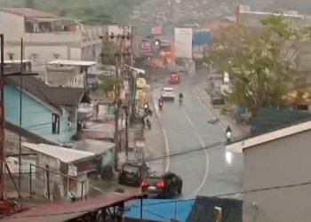 Tangkapan layar hujan deras di wilayah Gunung Guntur, Senin 16 Oktober 2023. (VID: ig/mahardian9)