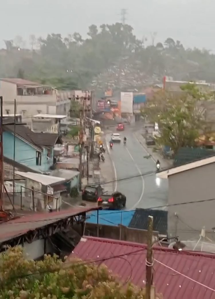 Tangkapan layar hujan deras di wilayah Gunung Guntur, Senin 16 Oktober 2023. (VID: ig/mahardian9)