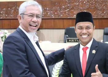 Anggota DPRD Kaltim, Harun al Rasyid bersama Encik Wardana. (PB)