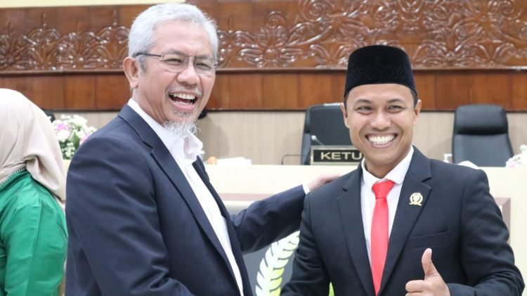 Anggota DPRD Kaltim, Harun al Rasyid bersama Encik Wardana. (PB)