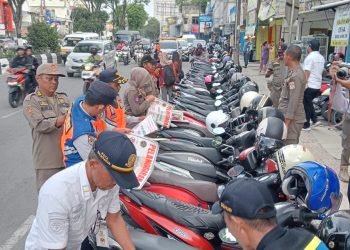Penertiban parkir kendaraan bermotor di Balikpapan oleh Dishub Balikpapan. (FOTO: Muhammad/PortalBalikpapan)