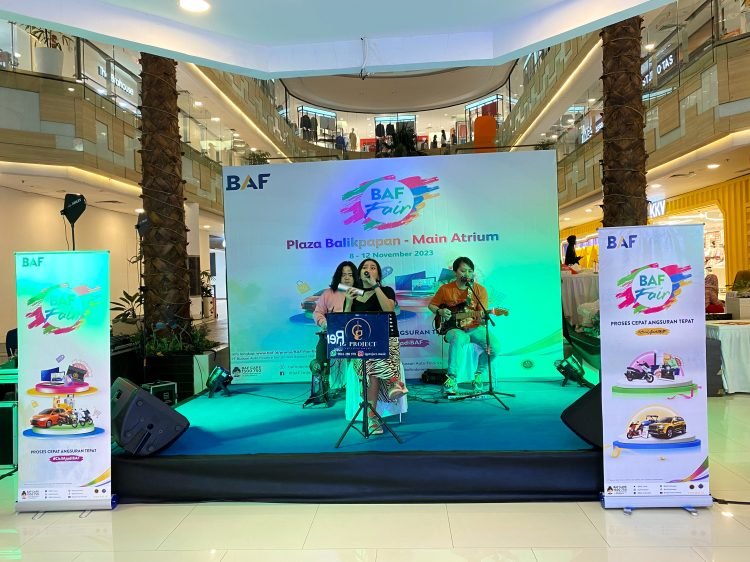 Band IG Company menghibur pengunjung BAF Fair Balikpapan di Main Atrium Plaza Balikpapan pada Kamis (9/11/2023)