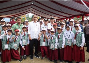 Presiden Joko Widodo bersama siswa-siswi SDN 020 Sepaku, Penajam Paser Utara, Kalimantan Timur. (Dok. PR)