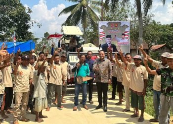 Legislator Kaltim Seno Aji bersama Gapoktan di Kukar. (ist)