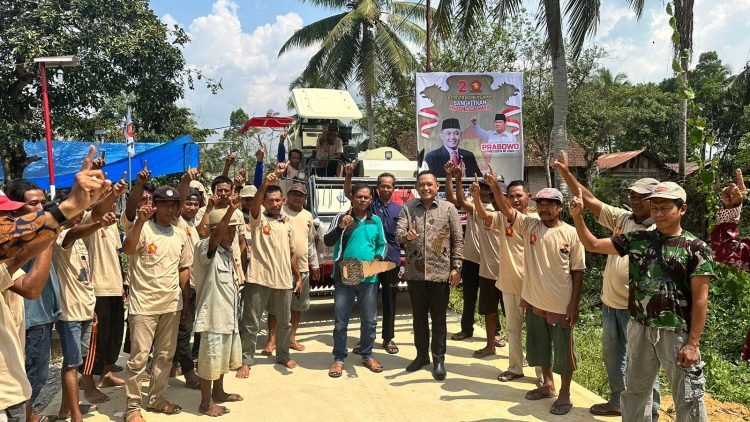 Legislator Kaltim Seno Aji bersama Gapoktan di Kukar. (ist)