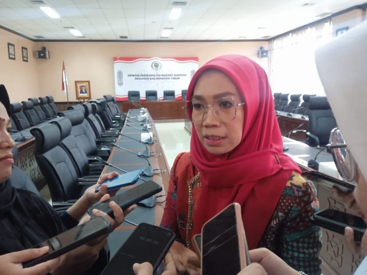 Wakil Ketua Komisi IV DPRD Kaltim Puji Setyowati ketika diwawancarai. (Yst)