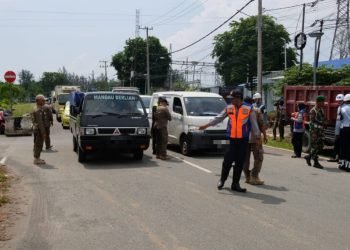 Razia Dishub Balikpapan di pintu masuk Stadion Batakan, Balikpapan Timur. (FOTO: Dishub)