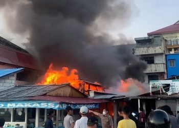 Tangkapan layar kobaran api kebakaran di kawasan Kuliner pinggir laut klandasan. (Doc. Istimewa)