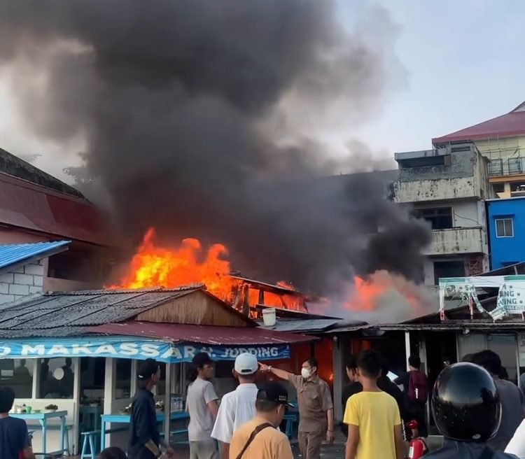 Tangkapan layar kobaran api kebakaran di kawasan Kuliner pinggir laut klandasan. (Doc. Istimewa)