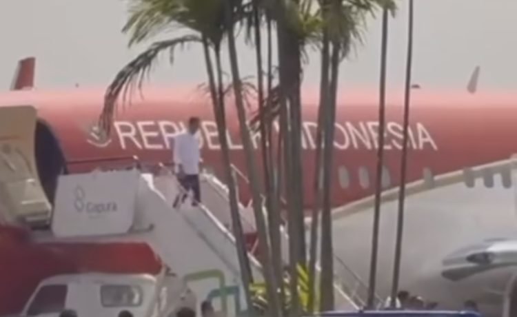 Tangkapan layar Presiden Jokowi turun dari pesawat Kepresidenan Republik Indonesia di Bandara Sams Sepinggan Balikpapan (doc. Sandy)