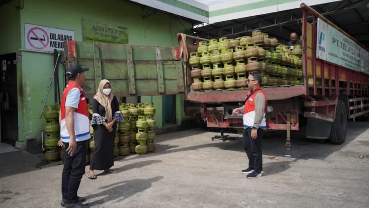 Pastikan stok aman, Pertamima melakukan pengecekan stok LPG 3 kg di sejumlah pangkalan. (MHD/PB)
