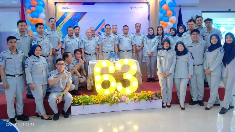 Perayaan HUT Jasa Raharja ke-63 bersama pimpinan dan karyawan serta anak perusahaan Jasa Raharja Putra dan alumni di kantor Stall Kuda Balikpapan. (FOTO: Fakhrul Rijal/PortalBalikpapan)