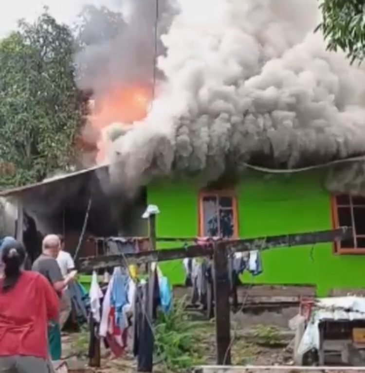 Tangkapan layar kebakaran rumah kontrakan di Stall Kuda (doc. Istimewa)