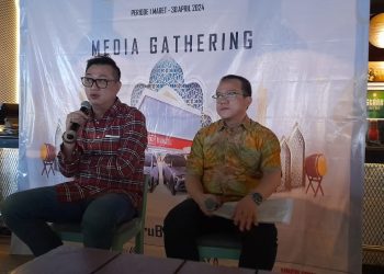 Kepala wilayah regional Kalimantan Ronald Limanauw dan Branch Manager Daihatsu Balikpapan Penajam Kamil Hasan memberikan penjelasan program DAIFIT yang akan digelar di Balikpapan. (FOTO: MHD/PortalBalikpapan)