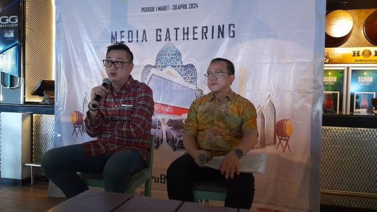 Kepala wilayah regional Kalimantan Ronald Limanauw dan Branch Manager Daihatsu Balikpapan Penajam Kamil Hasan memberikan penjelasan program DAIFIT yang akan digelar di Balikpapan. (FOTO: MHD/PortalBalikpapan)