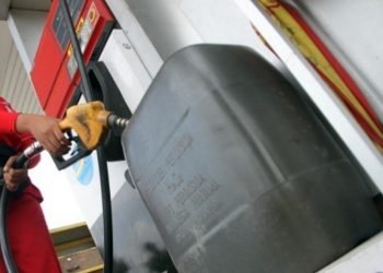 Ilustrasi pengisian BBM Subsidi menggunakan jerigen. (Doc. Istimewa)