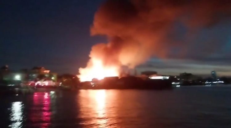 Kobaran api kebakaran di Klandasan Ulu, Senin (18/3) pagi sekira pukul 05.10 Wita. (FOTO: Tangkapan Layar)