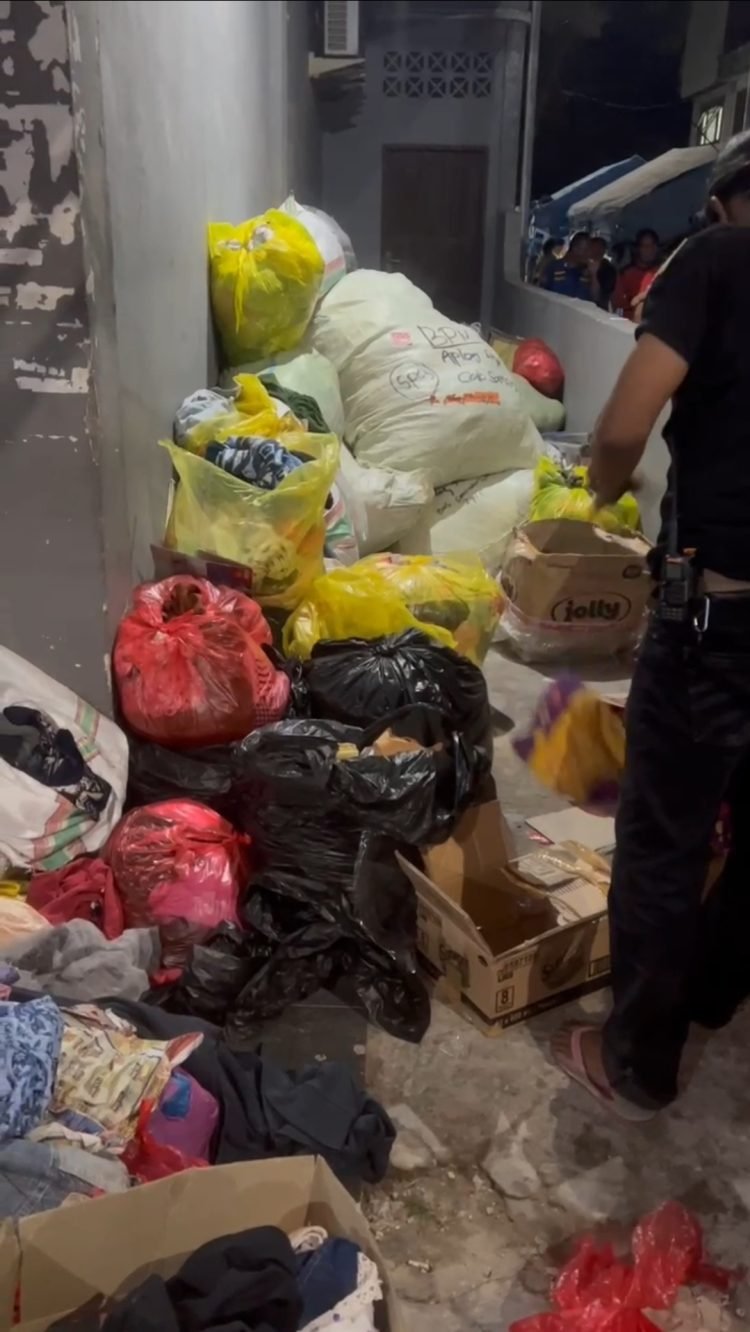 Tumpukan bantuan pakaian layak pakai di Posko Bencana Kebakaran Klandasan Ulu. (FOTO: Tangkapan layar)