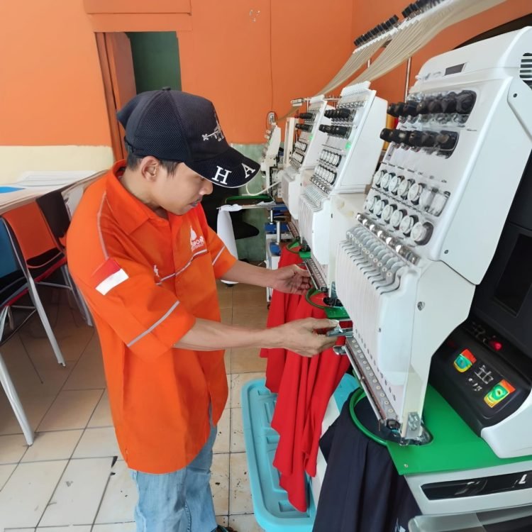 Proses pengerjaan di Lisbon Bordir Express Balikpapan (ist)