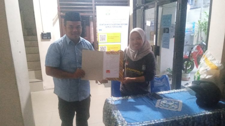 ABC atau AriefBukanCaleg menyerahkan berkas pendaftaran Calon Ketua LPM Klandasan Ilir, Balikpapan Kota. (FOTO: PB/IST)