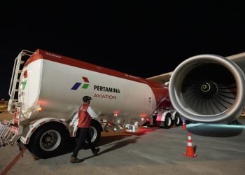 Proses pengisian Avtur ke maskapai Garuda Indonesia. (doc. Pertamina)