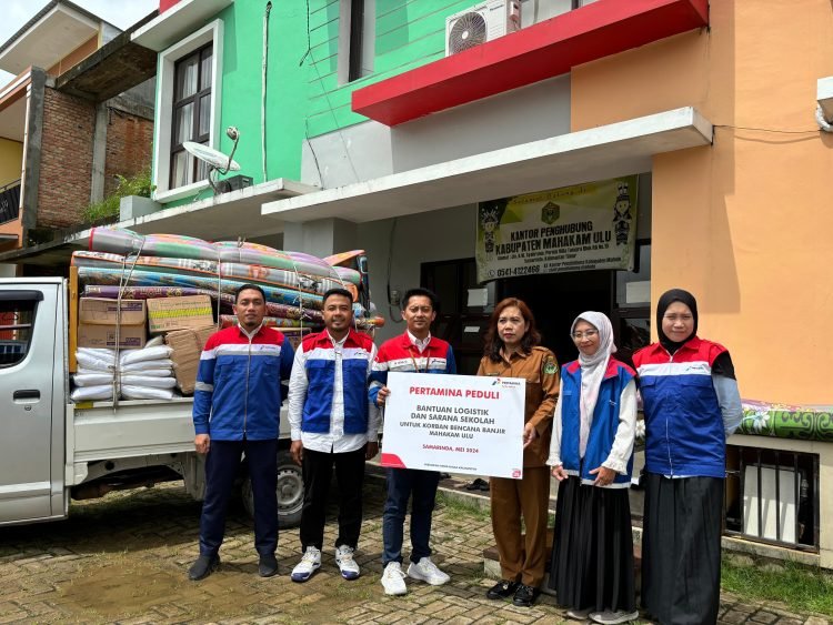 Pertamina Patra Niaga serahkan bantuan untuk korban banjir Mahakam Hulu. (Doc. Pertamina)