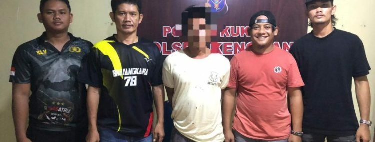 Tersangka PH diamankan petugas Polsek Kenohan. (Doc. Polres Kukar)