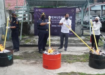 Ribuan rokok dan minuman alkohol ilegal dimusnahkan oleh Bea Cukai Balikpapan. (Doc. Muhammad/PortalBalikpapan)