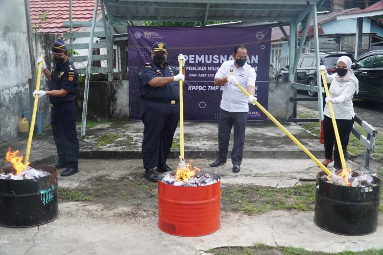 Ribuan rokok dan minuman alkohol ilegal dimusnahkan oleh Bea Cukai Balikpapan. (Doc. Muhammad/PortalBalikpapan)