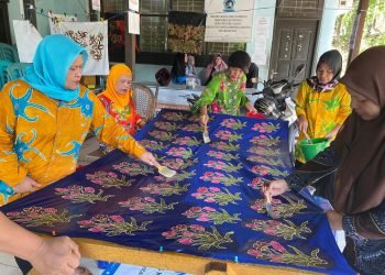 Berkarya dan meningkatkan kemandirian, kelompok disabilitas tunjukkan hasil karya membatiknya. (doc. Pertamina)