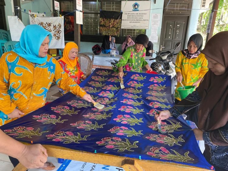 Berkarya dan meningkatkan kemandirian, kelompok disabilitas tunjukkan hasil karya membatiknya. (doc. Pertamina)