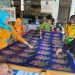 Berkarya dan meningkatkan kemandirian, kelompok disabilitas tunjukkan hasil karya membatiknya. (doc. Pertamina)
