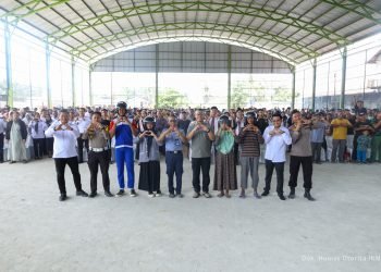 OIKN sukses gelar sosialisasi keselamatan berkendara sekaligus membagikan helm gratis ke masyarakat di Sepaku. (doc. Ist)