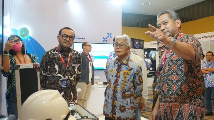 (ki-ka) SVP Head of B2B Strategic Enterprise Account Indosat Lisbon Simangunsong, Kepala SKK Migas Dwi Soetjipto dan EVP Head of Tech Co. Indosat Seno Soemadji saat acara Raker TI di Bali beberapa waktu lalu. (Doc. IOH)