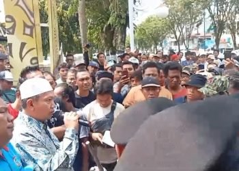 Koordinator aksi menyampaikan poin-poin hasil unjuk rasa. (doc. Istimewa)