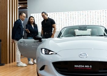 Ade Rai memilih Mazda MX-5 RF untuk mendukung aktivitas hariannya. Mazda MX-5 RF memiliki spesifikasi menarik, mulai dari mesin dengan akselerasi cepat dan responsif, interior berkualitas tinggi, hingga eksterior mewah dan modern. (doc. Mazda)