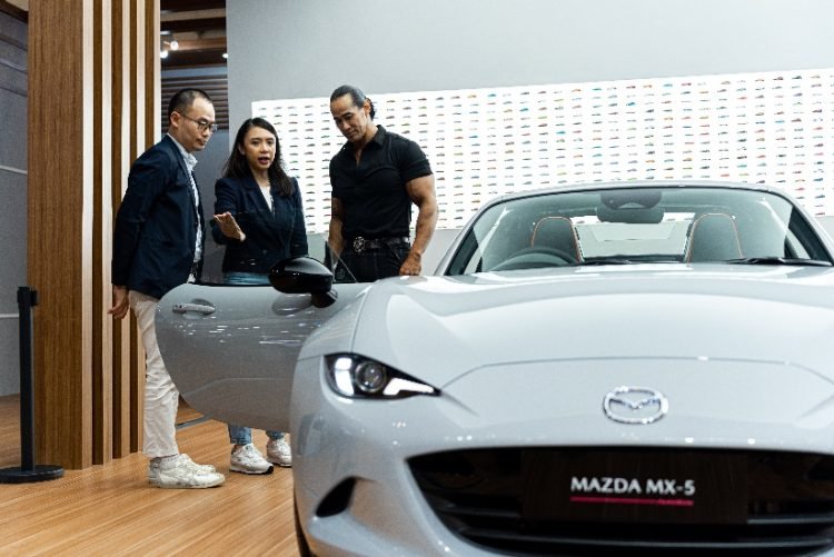 Ade Rai memilih Mazda MX-5 RF untuk mendukung aktivitas hariannya. Mazda MX-5 RF memiliki spesifikasi menarik, mulai dari mesin dengan akselerasi cepat dan responsif, interior berkualitas tinggi, hingga eksterior mewah dan modern. (doc. Mazda)