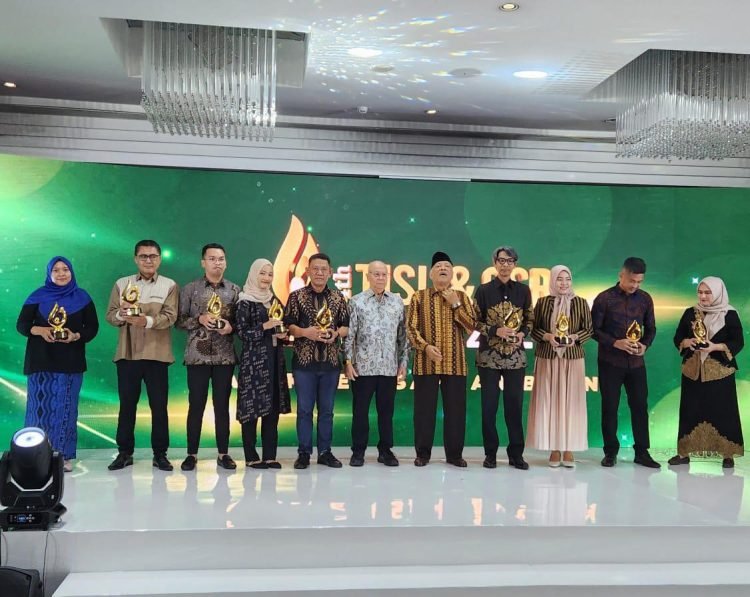 Pertamina Patra Niaga terima penghargaan kategori Gold dalam ajang 4th CSR and TJSL Award 2024 oleh BUMN Track di Jakarta. (doc. Pertamina)