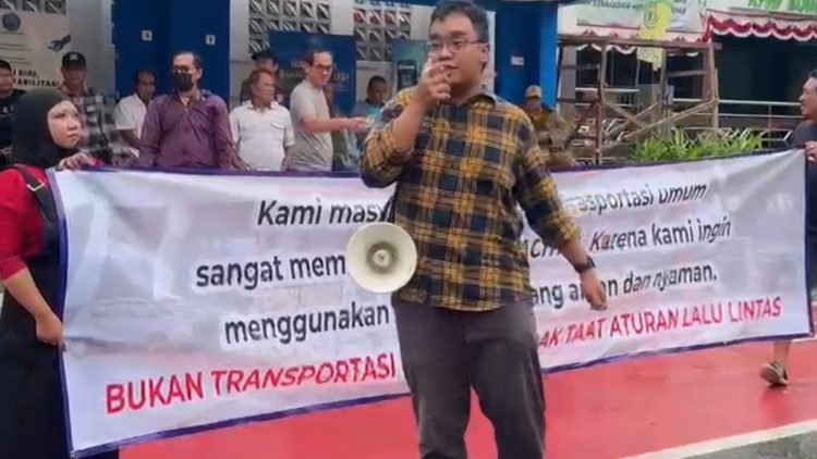 Aksi damai Gabungan Elemen Masyarakat minta bus Balikpapan City Trans kembali beroperasi. (doc. Tangkapan Layar/Bepis)