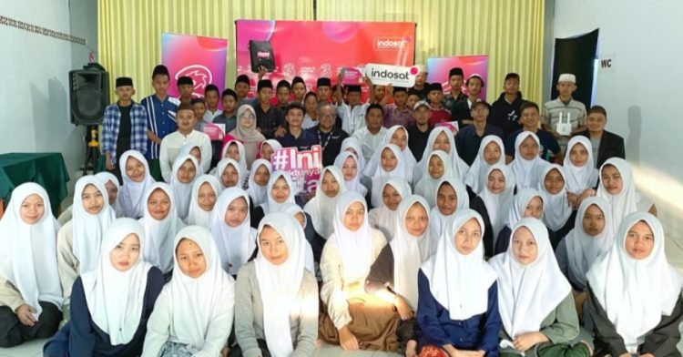 Indosat melalui brand Tri, mendistribusikan paket kuota serta router internet kepada para santri dari ratusan pesantren di berbagai daerah Indonesia. (doc. IOH/PB)